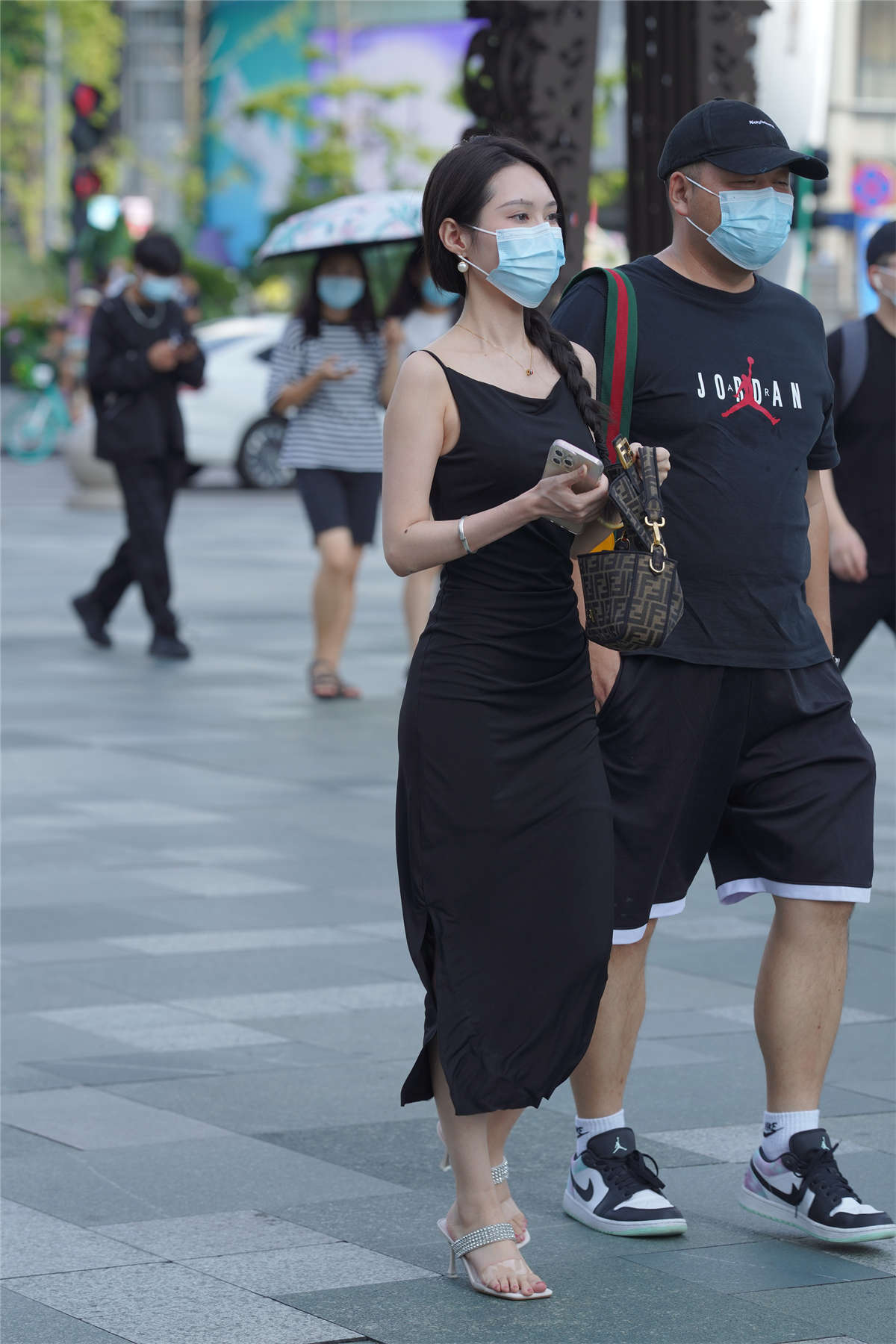 简约的黑色长裙-日更街拍