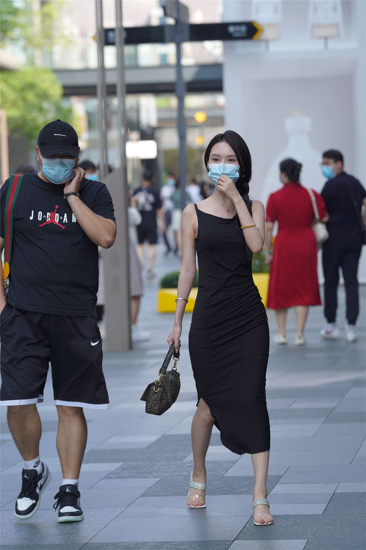 图片[2]-简约的黑色长裙-日更街拍