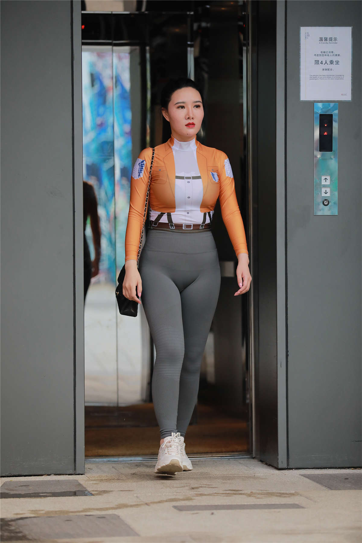 图片[2]-灰色紧身裤翘臀-日更街拍