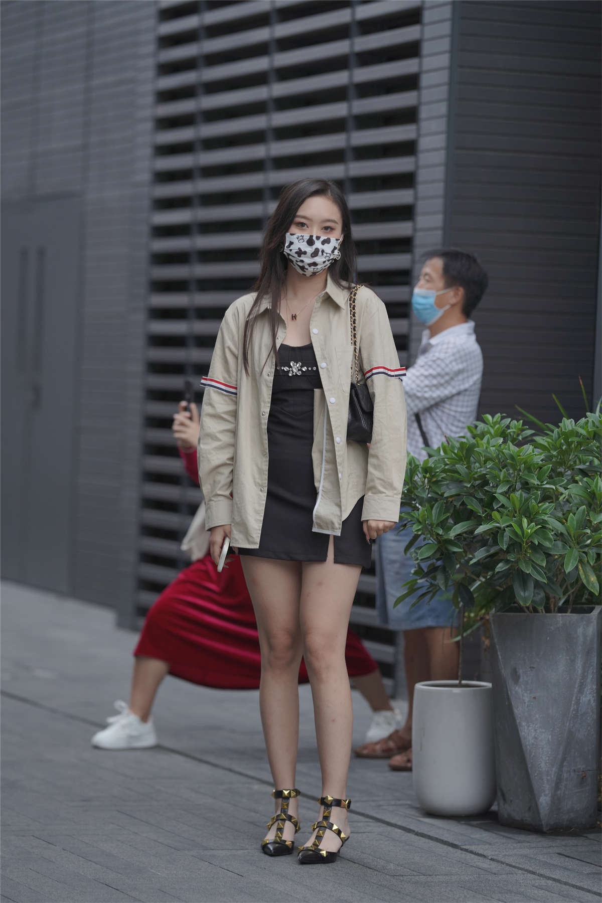 精致黑色掉吊带裙-日更街拍