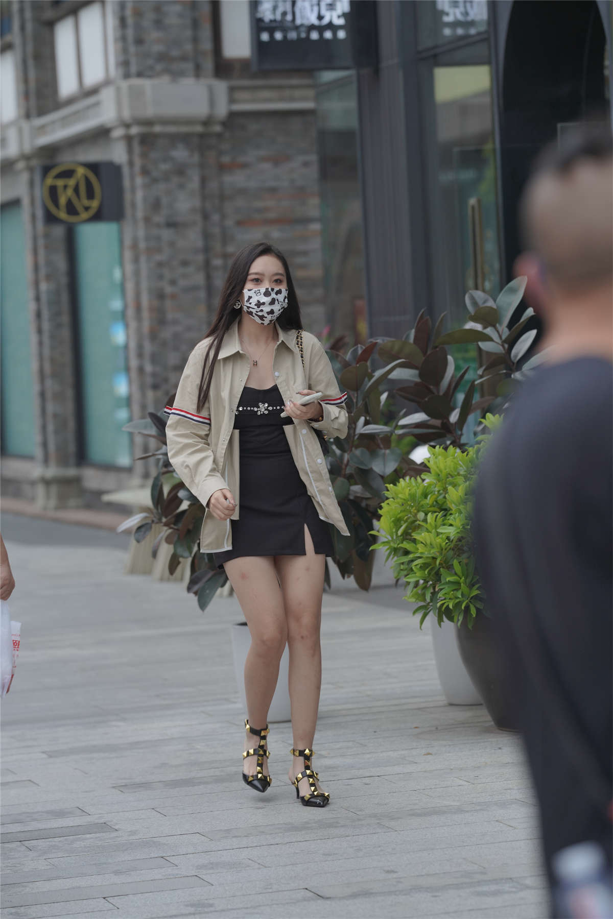 图片[2]-精致黑色掉吊带裙-日更街拍