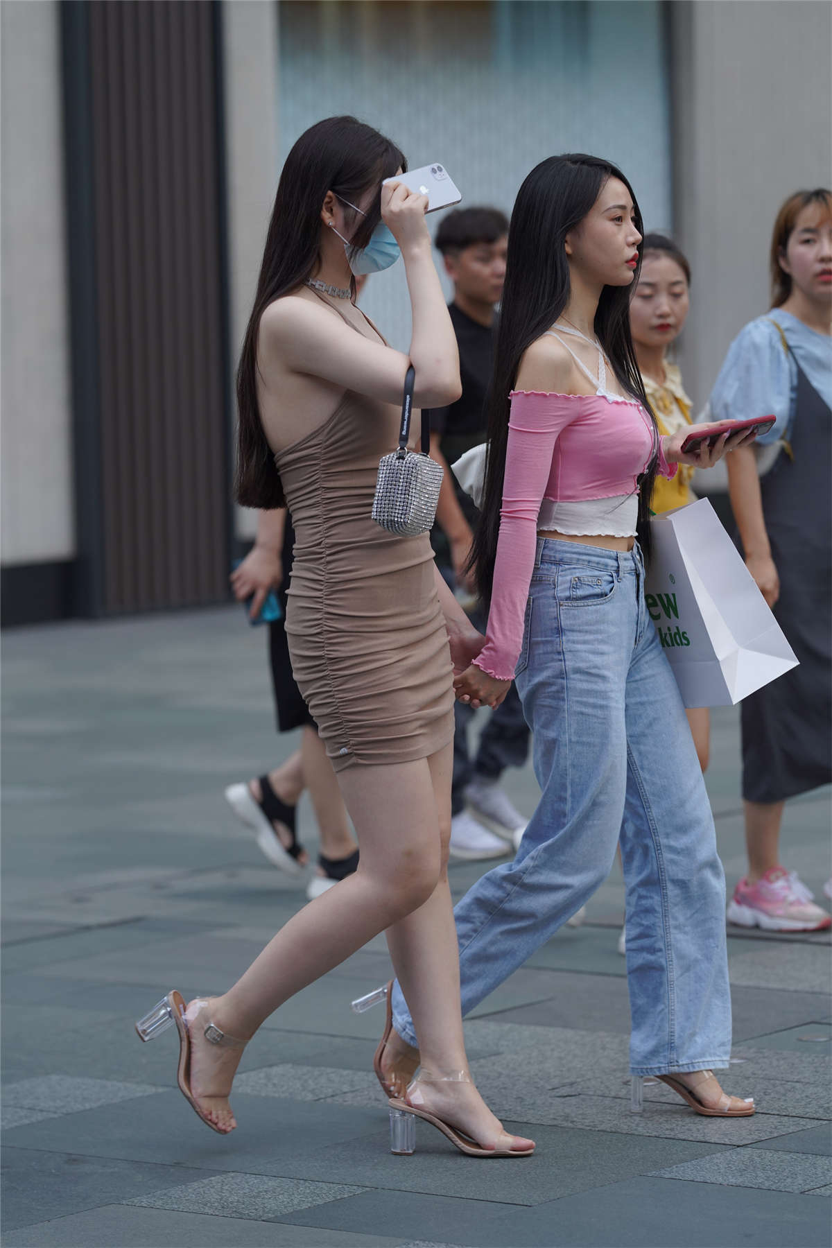 白皙短裙美眉-日更街拍