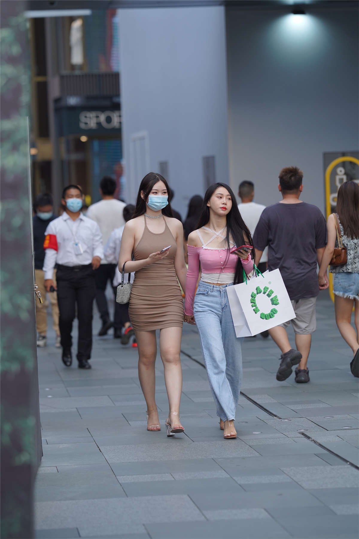 图片[2]-白皙短裙美眉-日更街拍