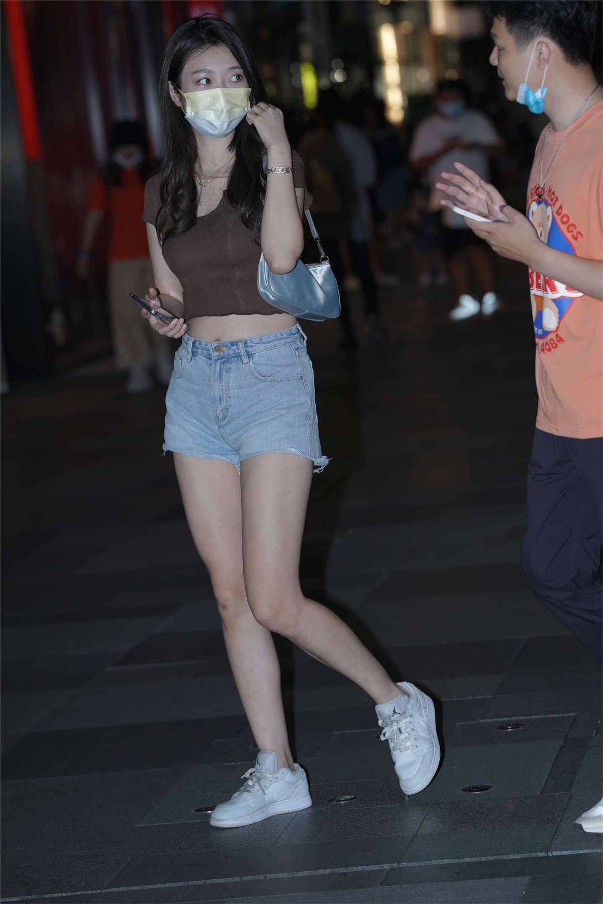 图片[2]-玩手机的热裤美女-日更街拍