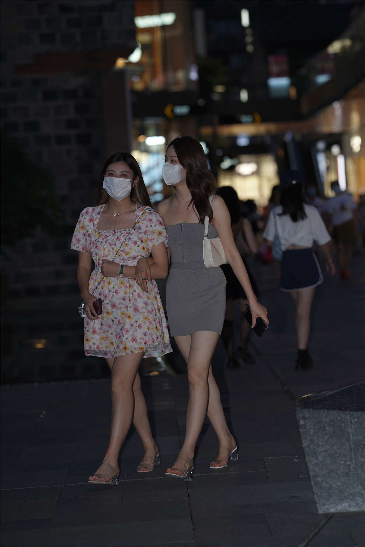 图片[2]-高腰半身臀裙瘦身美女-日更街拍