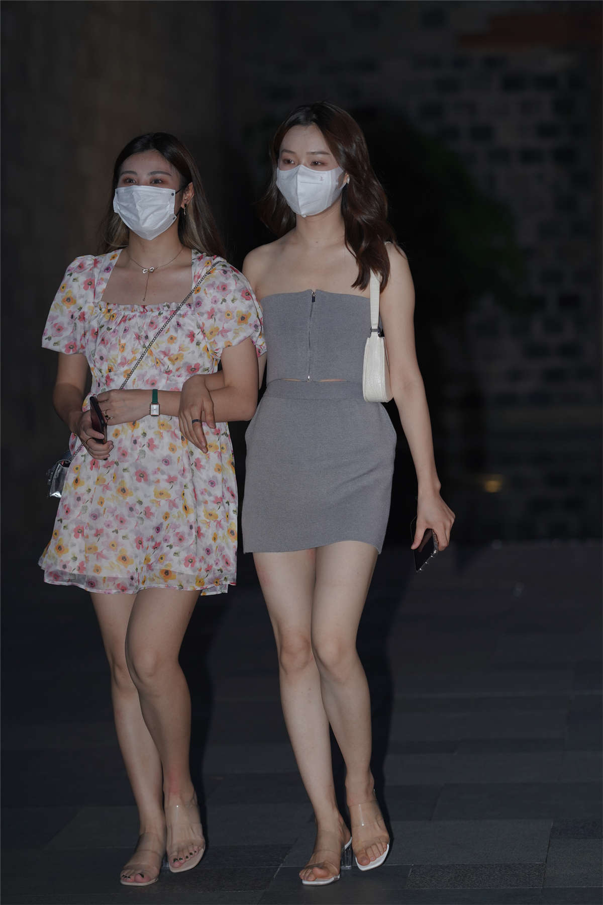 高腰半身臀裙瘦身美女-日更街拍