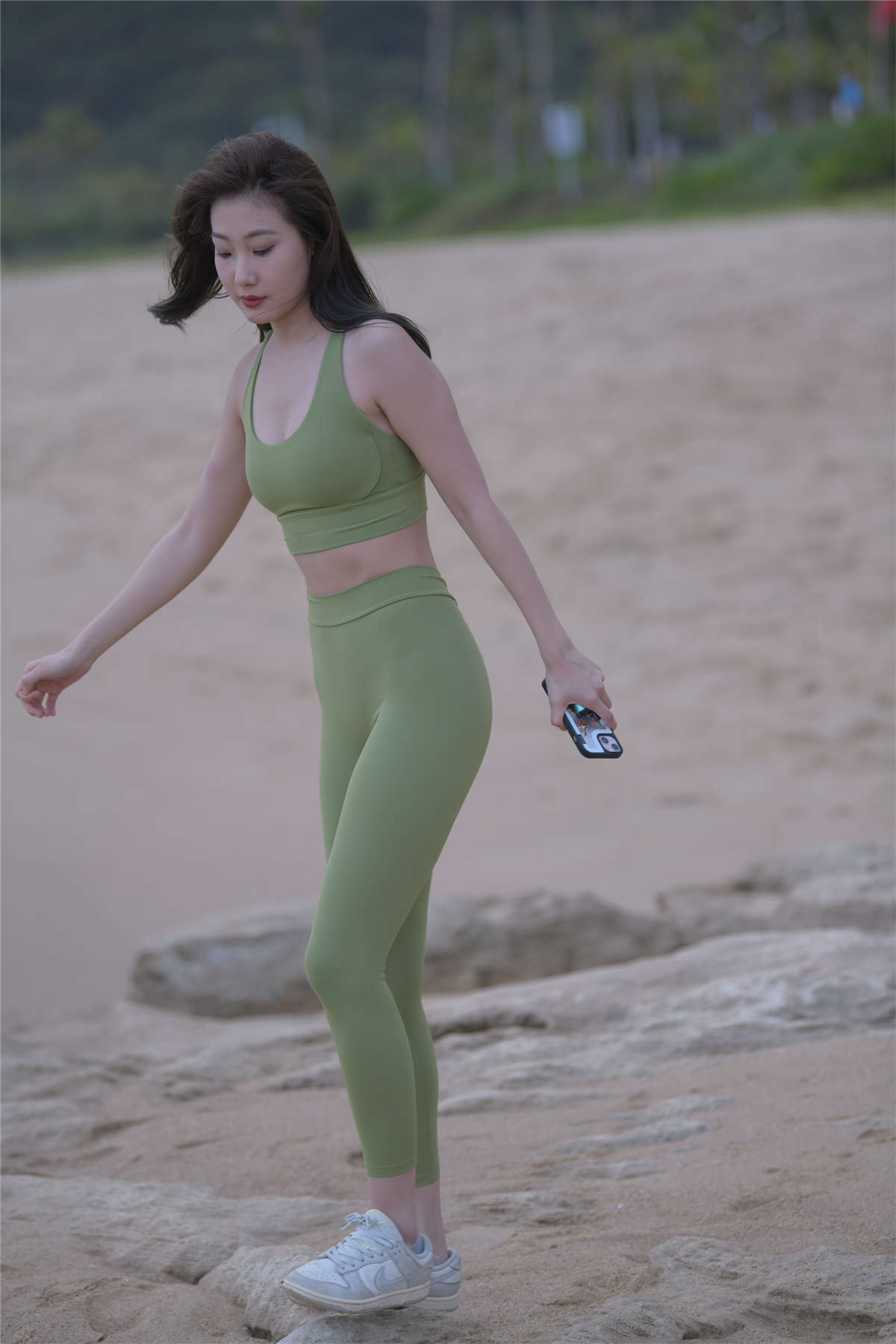 图片[2]-[魔镜原创摄影] 一始街拍作品 沿海小城的玫瑰月-日更街拍