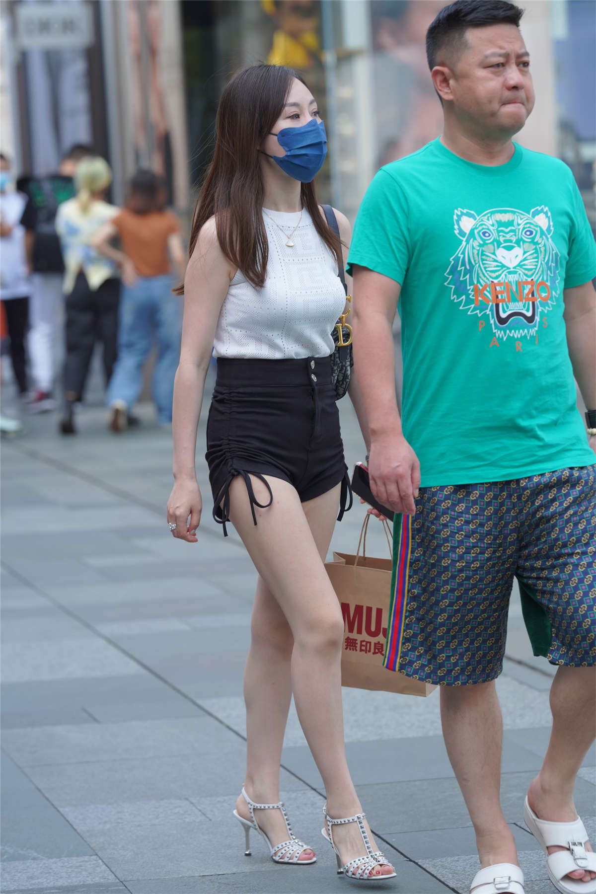 美腿短裤少妇-日更街拍