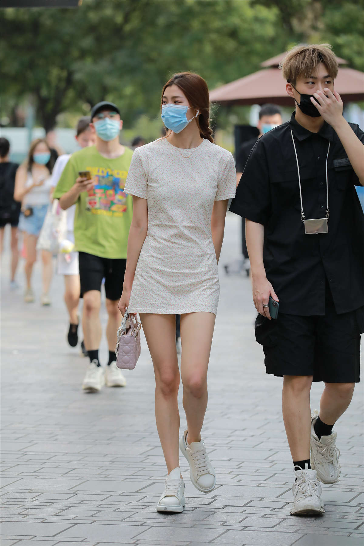 街拍逛街的美女-日更街拍