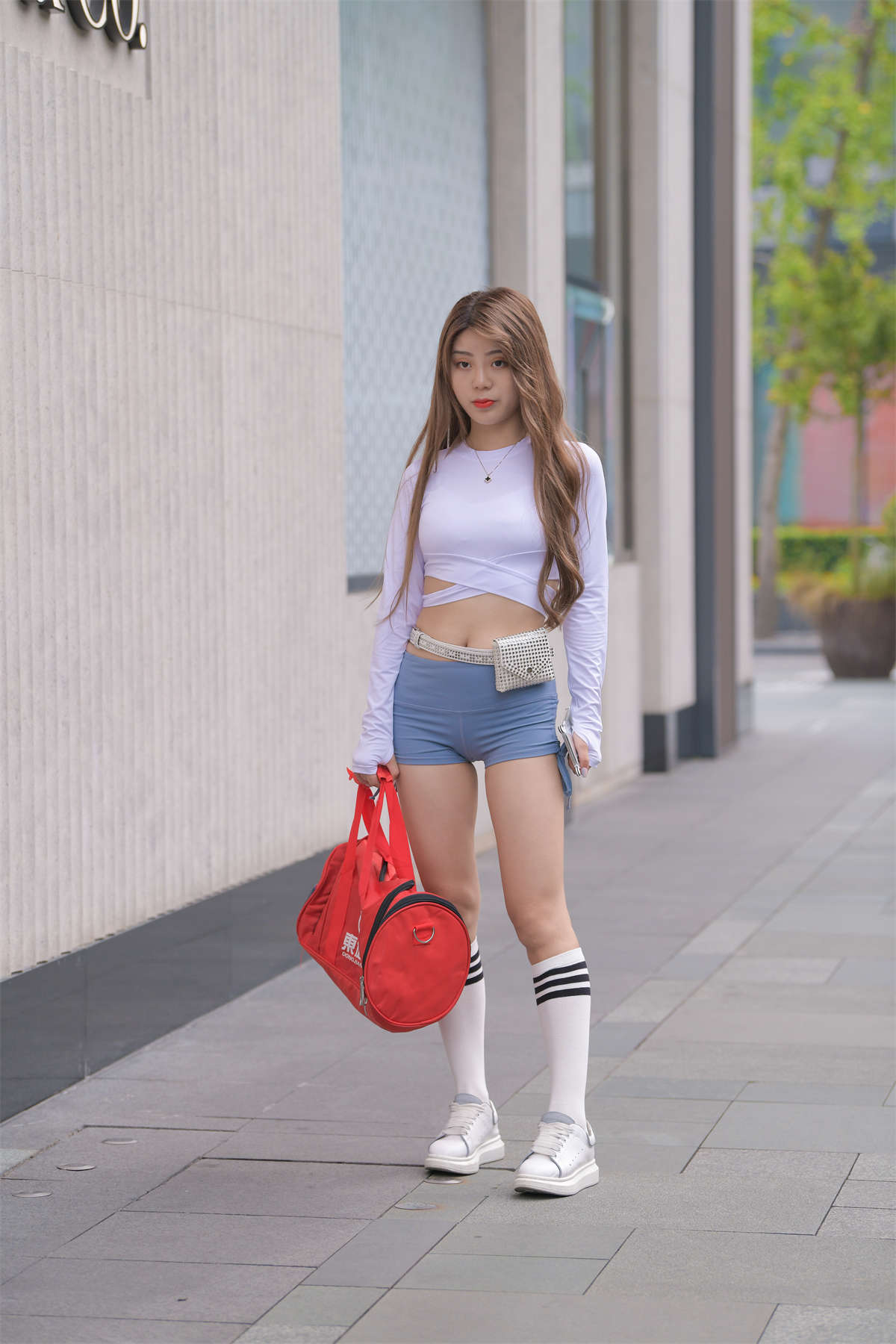 图片[2]-极品蓝色短裤美女-日更街拍