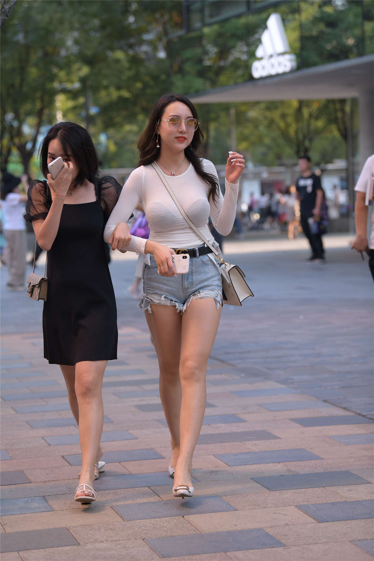 图片[2]-靓丽牛仔短裤-日更街拍