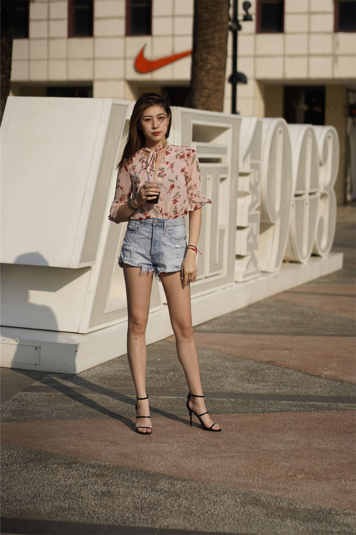 艳丽牛仔短裤-日更街拍