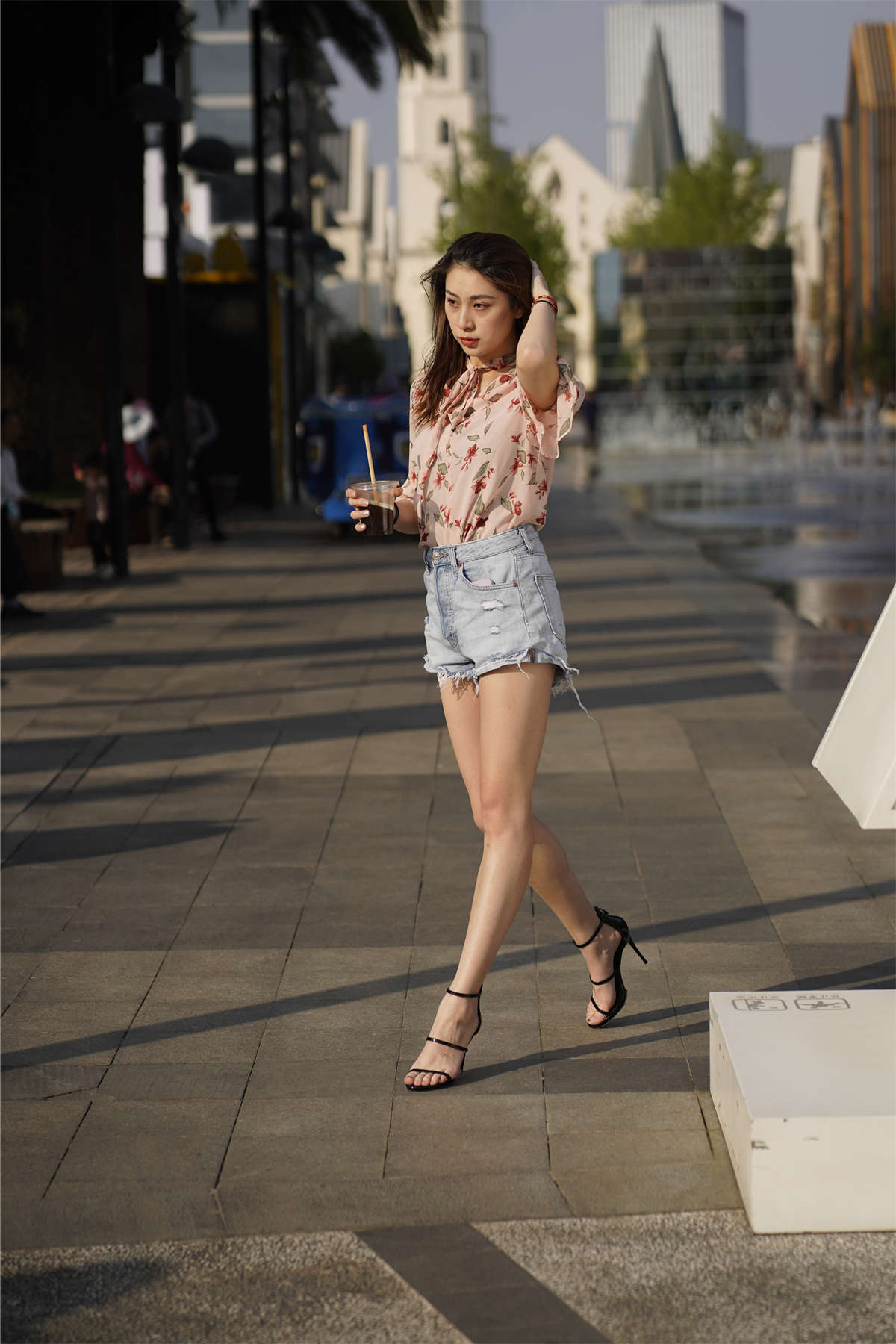 图片[2]-艳丽牛仔短裤-日更街拍