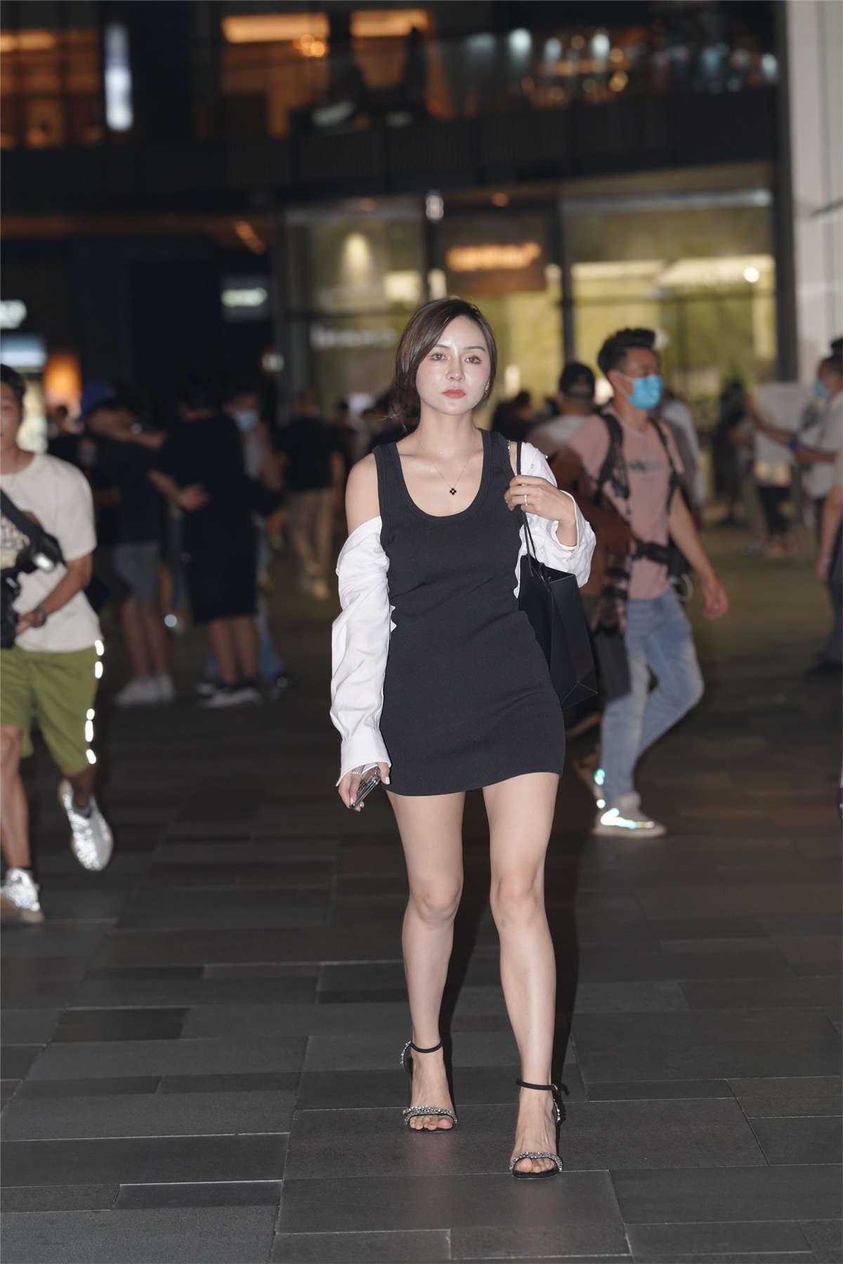 漂亮的黑色连体裙美女-日更街拍