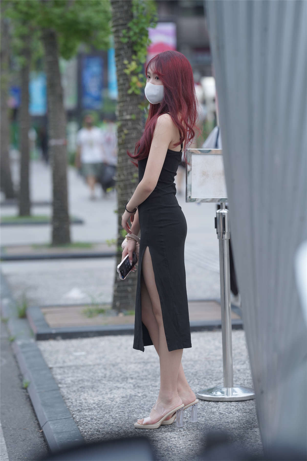 图片[2]-黑色吊带长裙-日更街拍