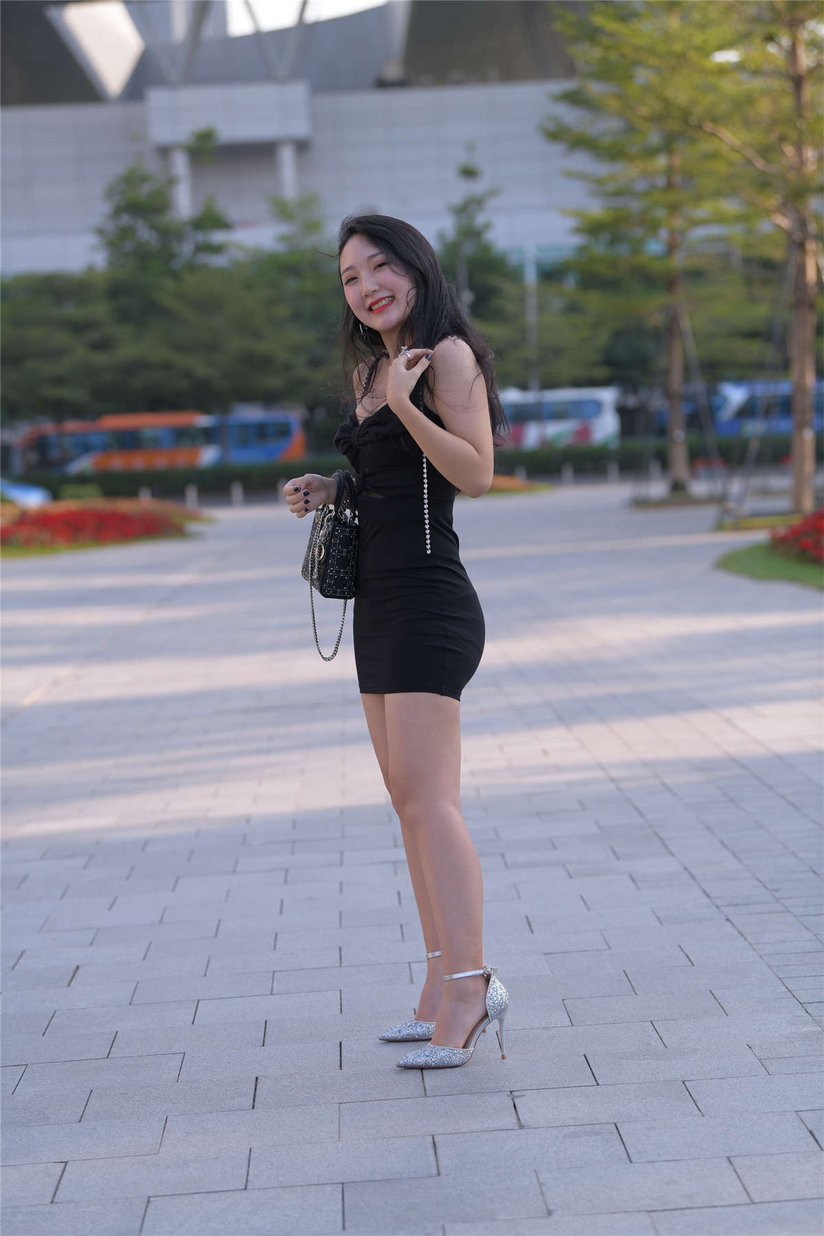 黑色吊带裙-日更街拍