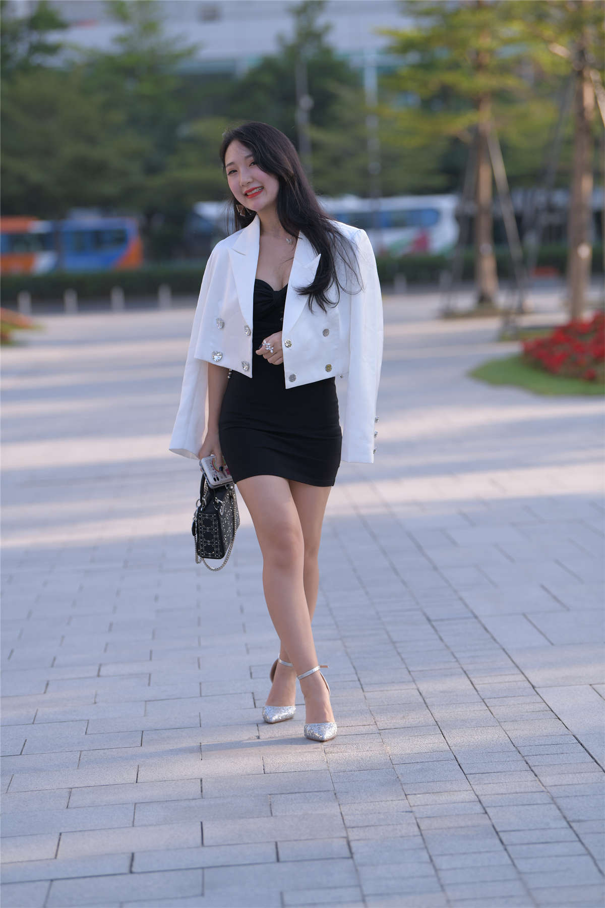 图片[2]-黑色吊带裙-日更街拍