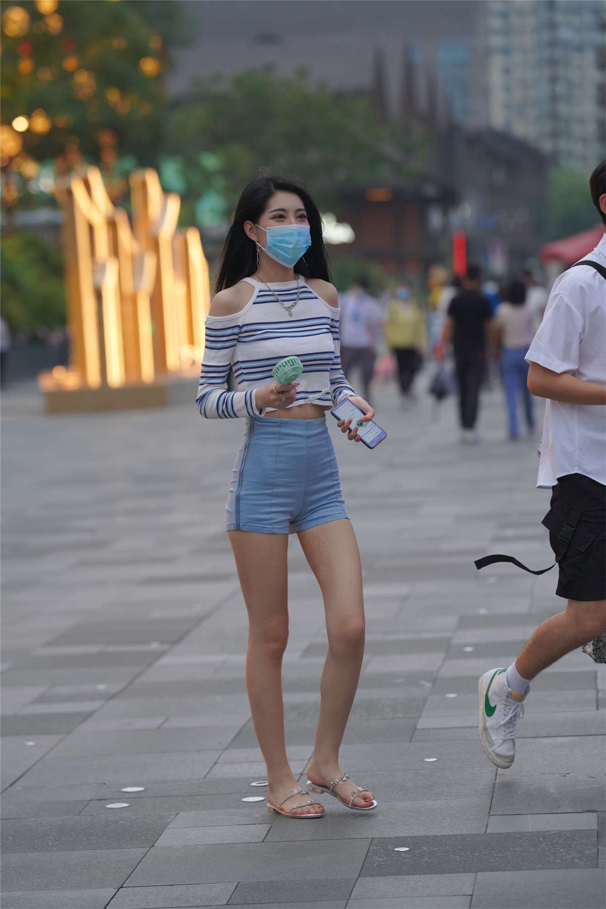 气质热裤长腿小姐姐-日更街拍