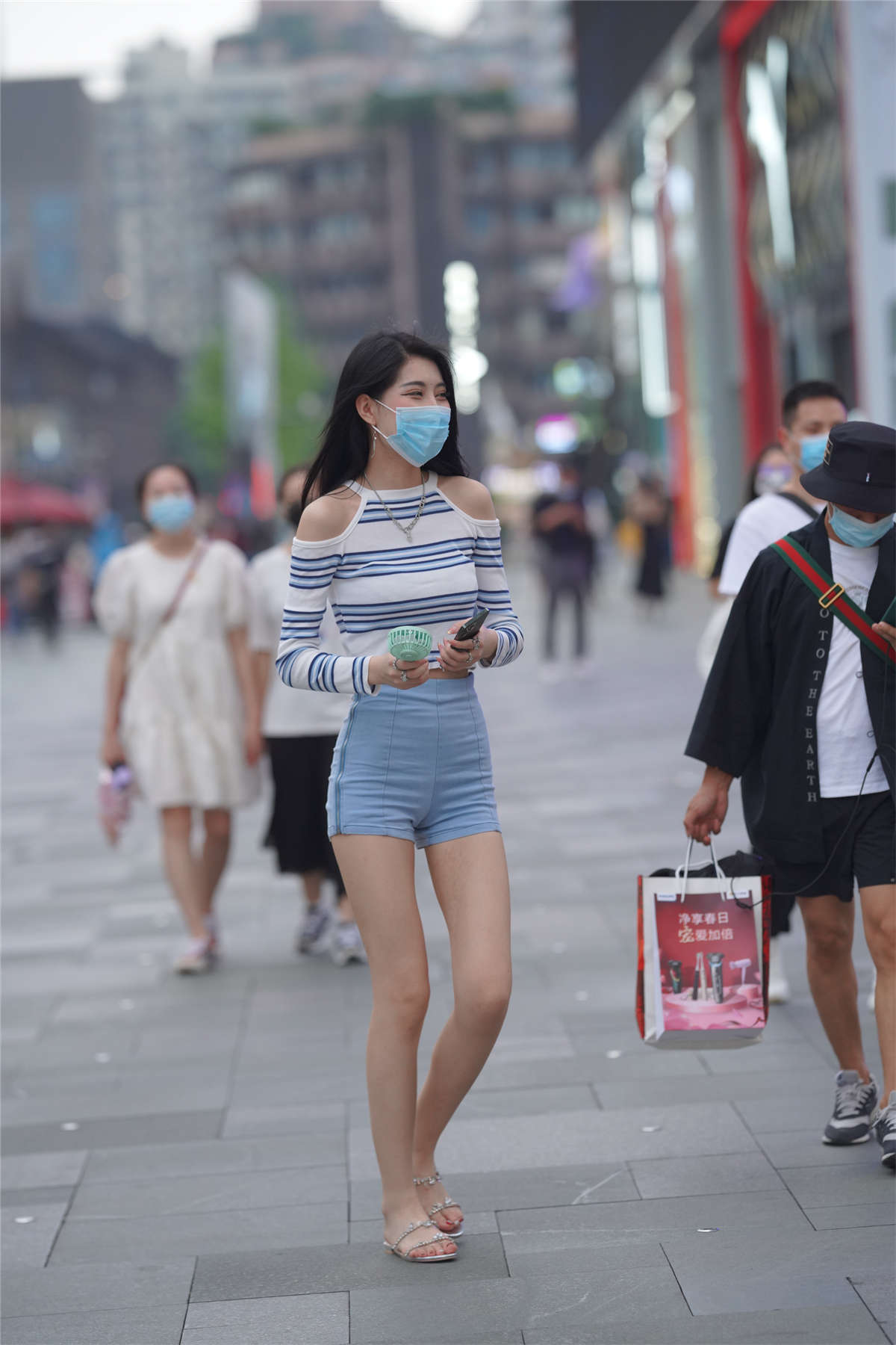 图片[2]-气质热裤长腿小姐姐-日更街拍