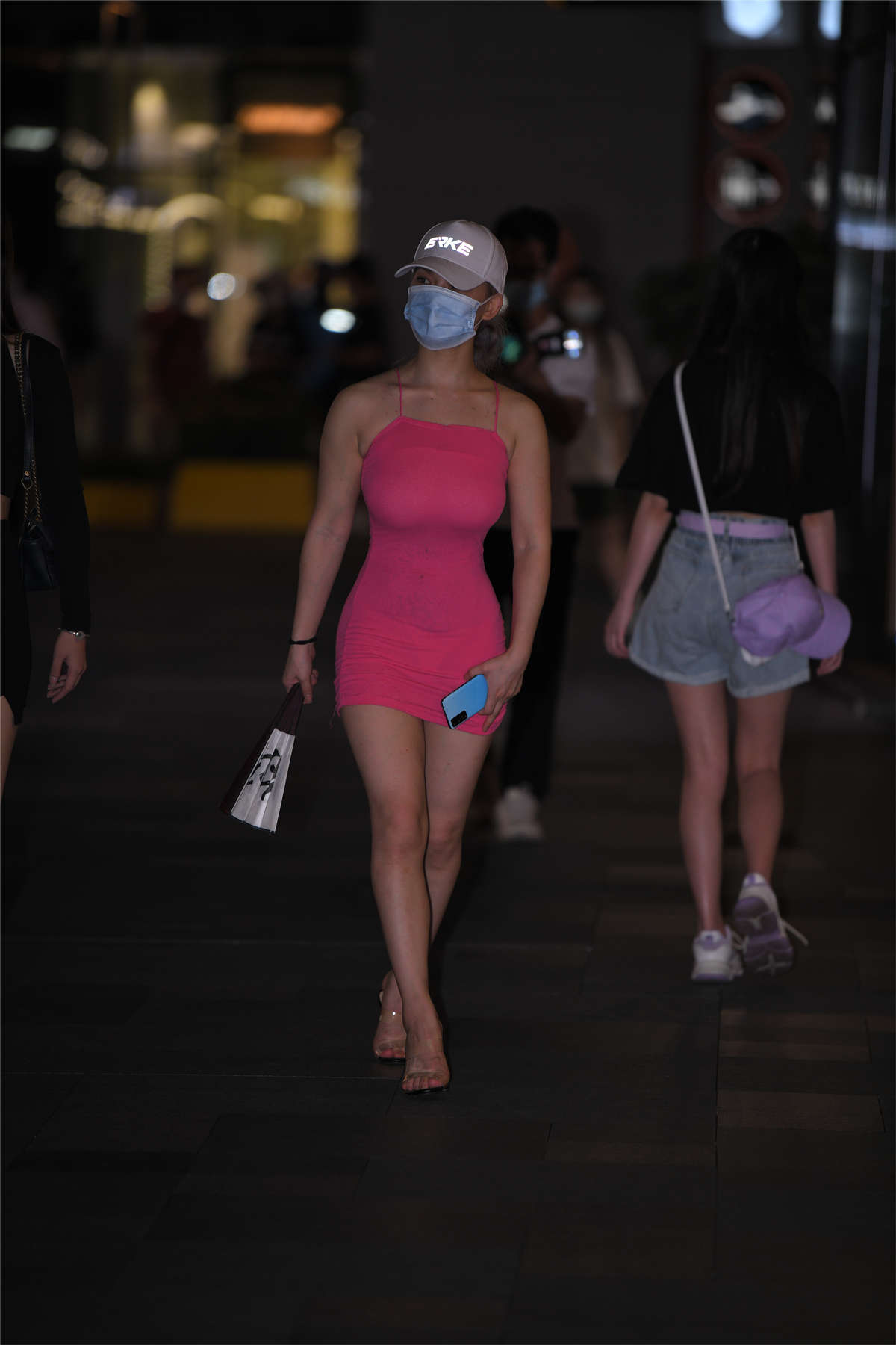 图片[2]-红色吊带紧身裙-日更街拍