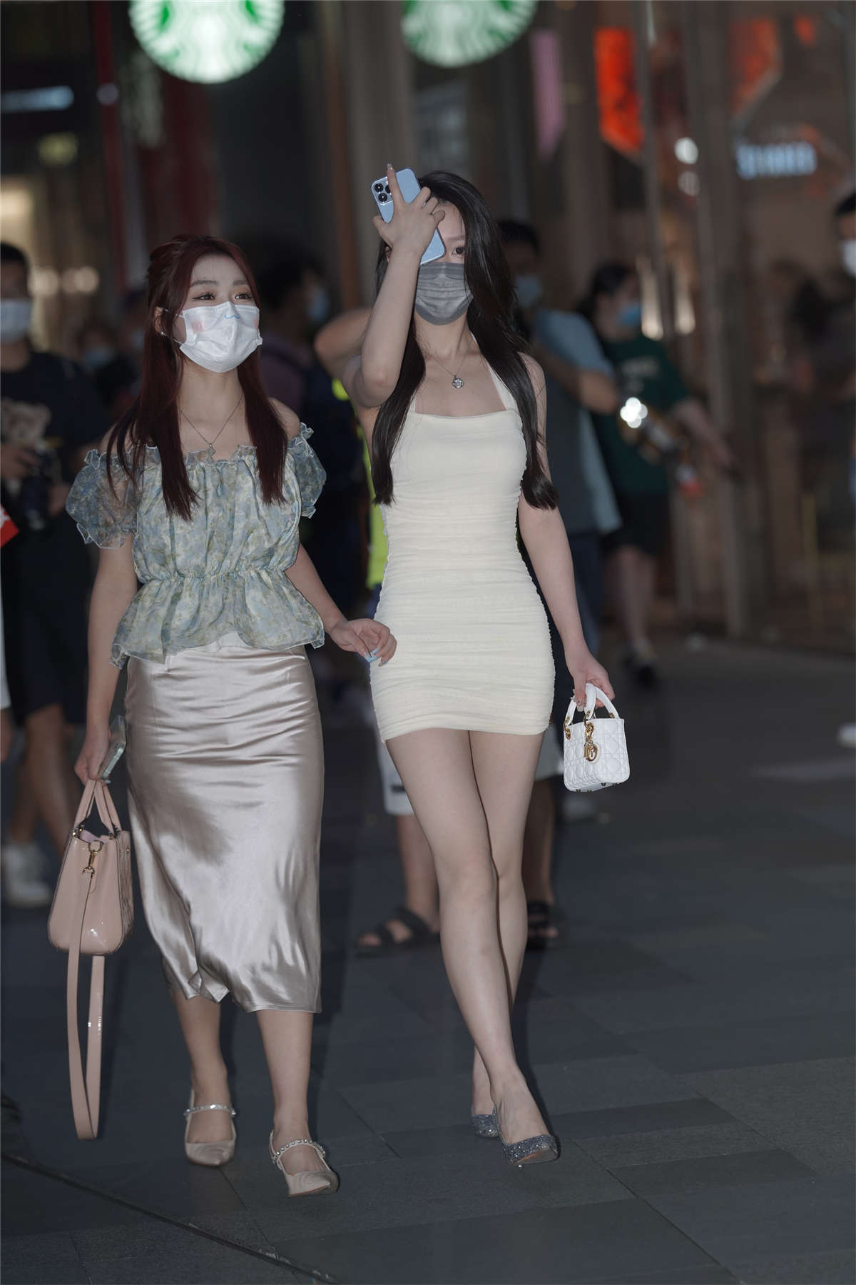 图片[2]-简约白色吊带修身裙-日更街拍