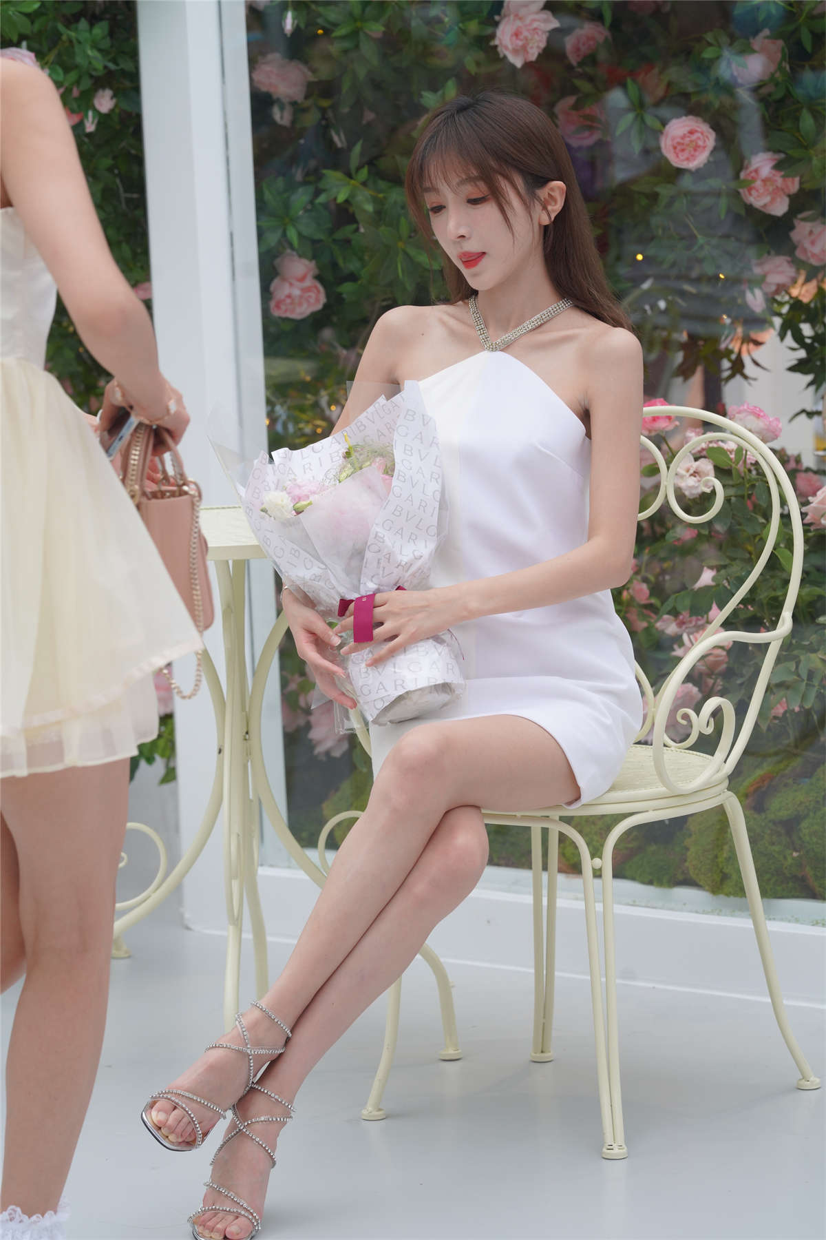 图片[2]-白净优雅小姐姐-日更街拍