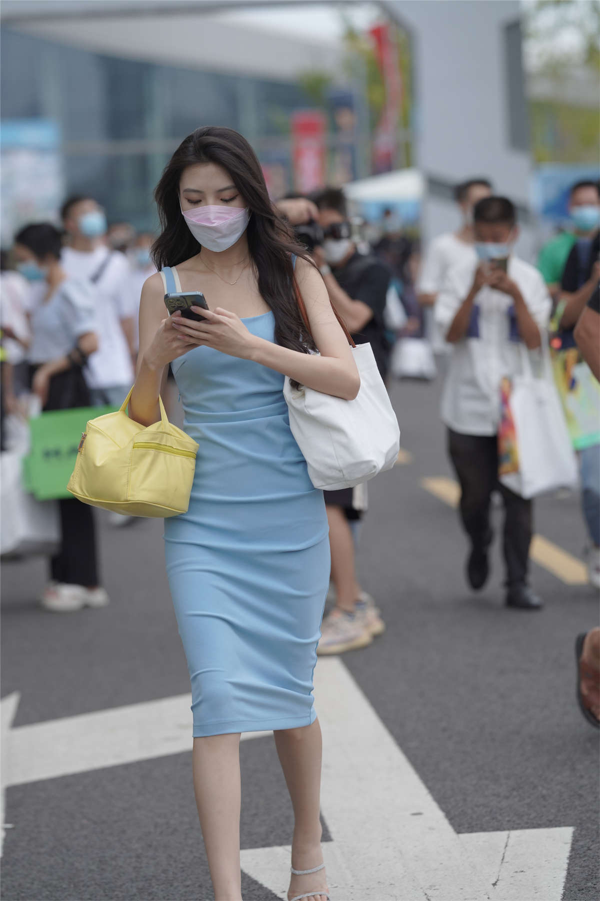 柔美蓝色修身裙-日更街拍
