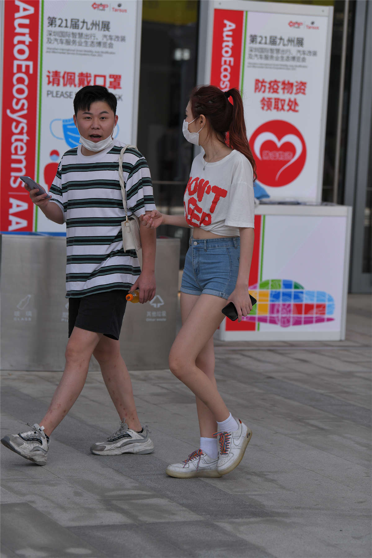 图片[2]-紧身热裤美女-日更街拍