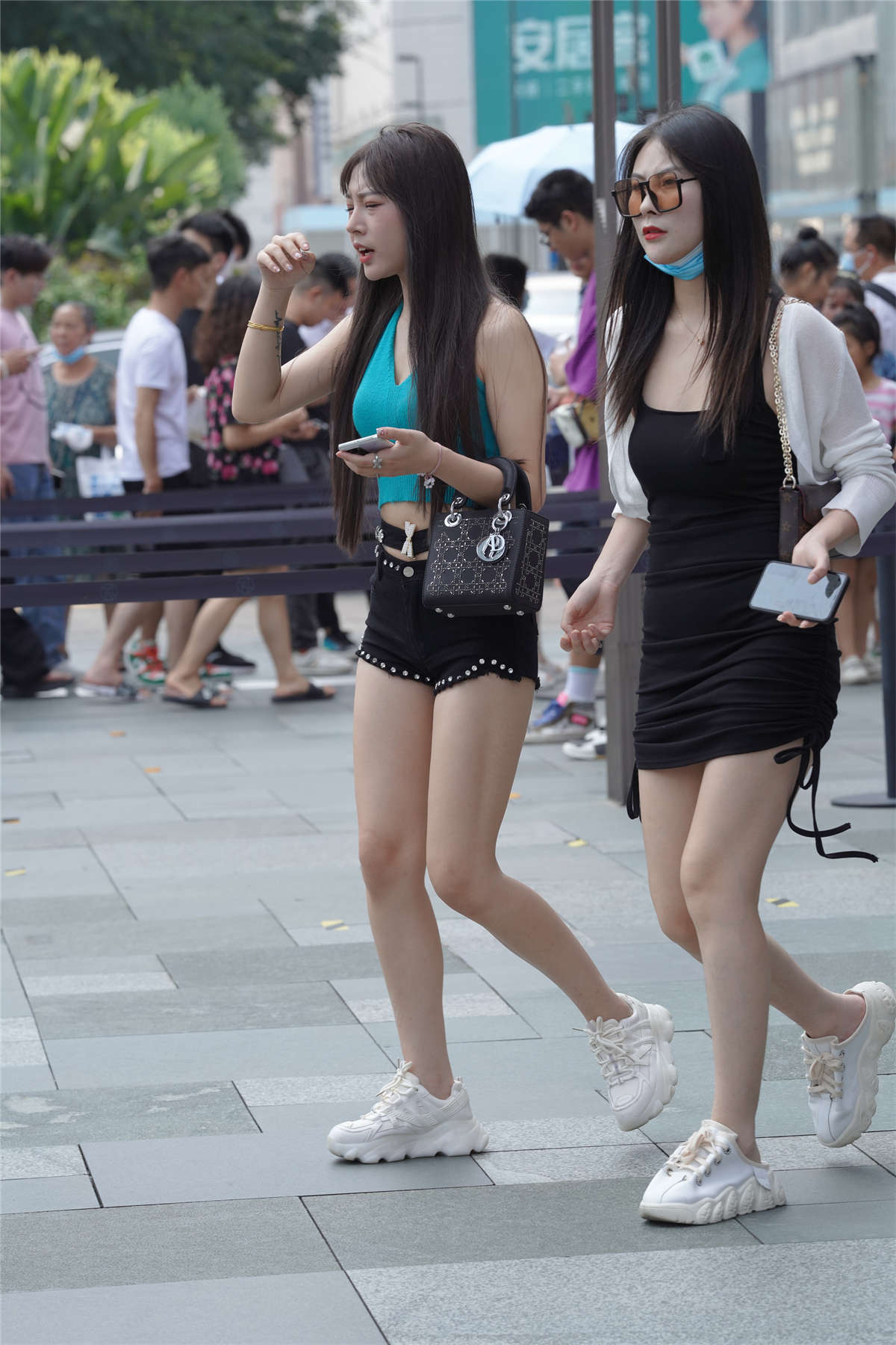 图片[2]-清秀甜美短裤姐妹-日更街拍