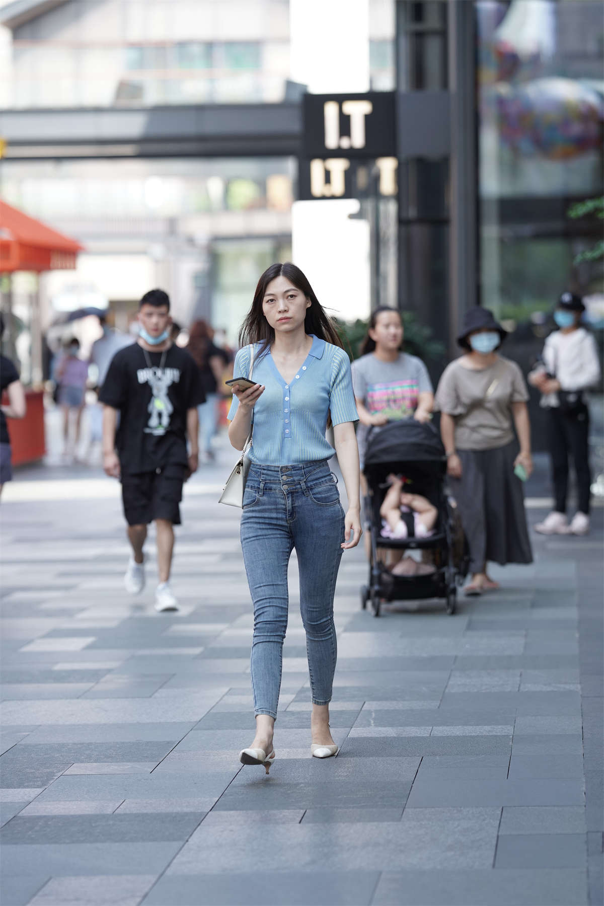 图片[2]-牛仔裤百搭显身材-日更街拍