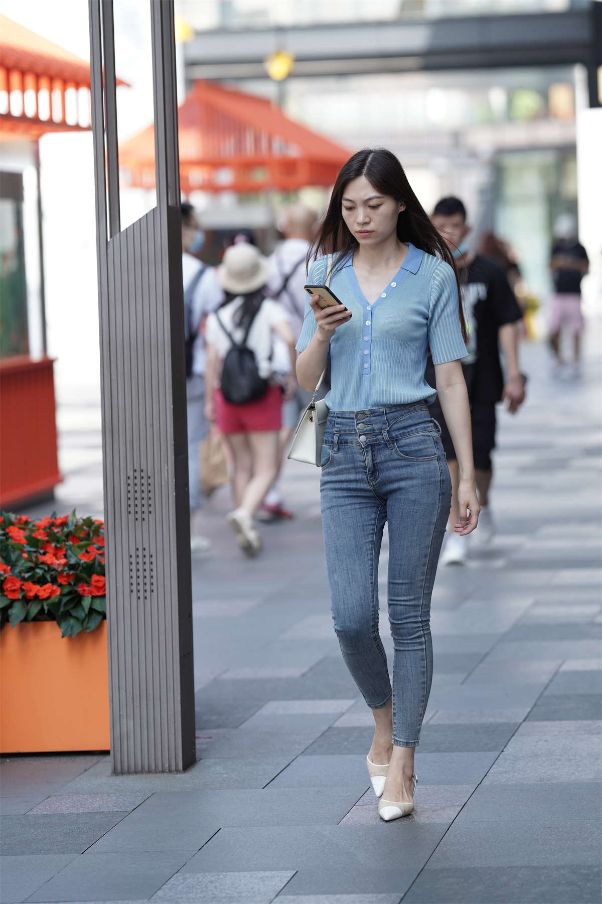 牛仔裤百搭显身材-日更街拍