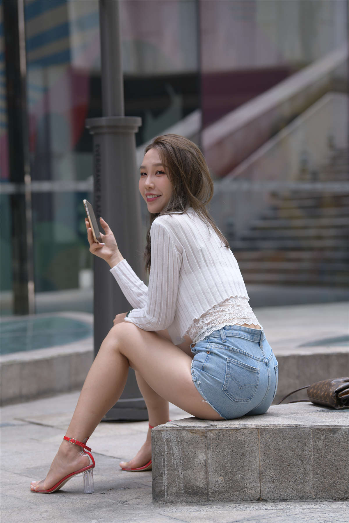 图片[2]-[魔镜原创摄影]一始街拍作品 青春靓丽热裤女孩-日更街拍