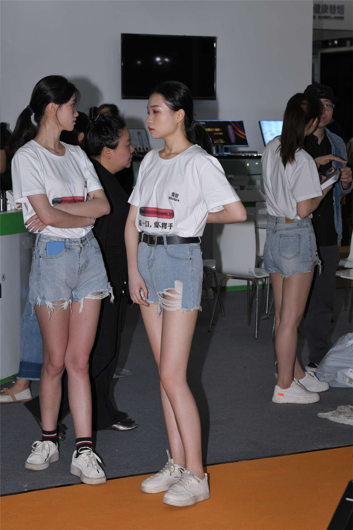 图片[2]-热裤小妹-日更街拍