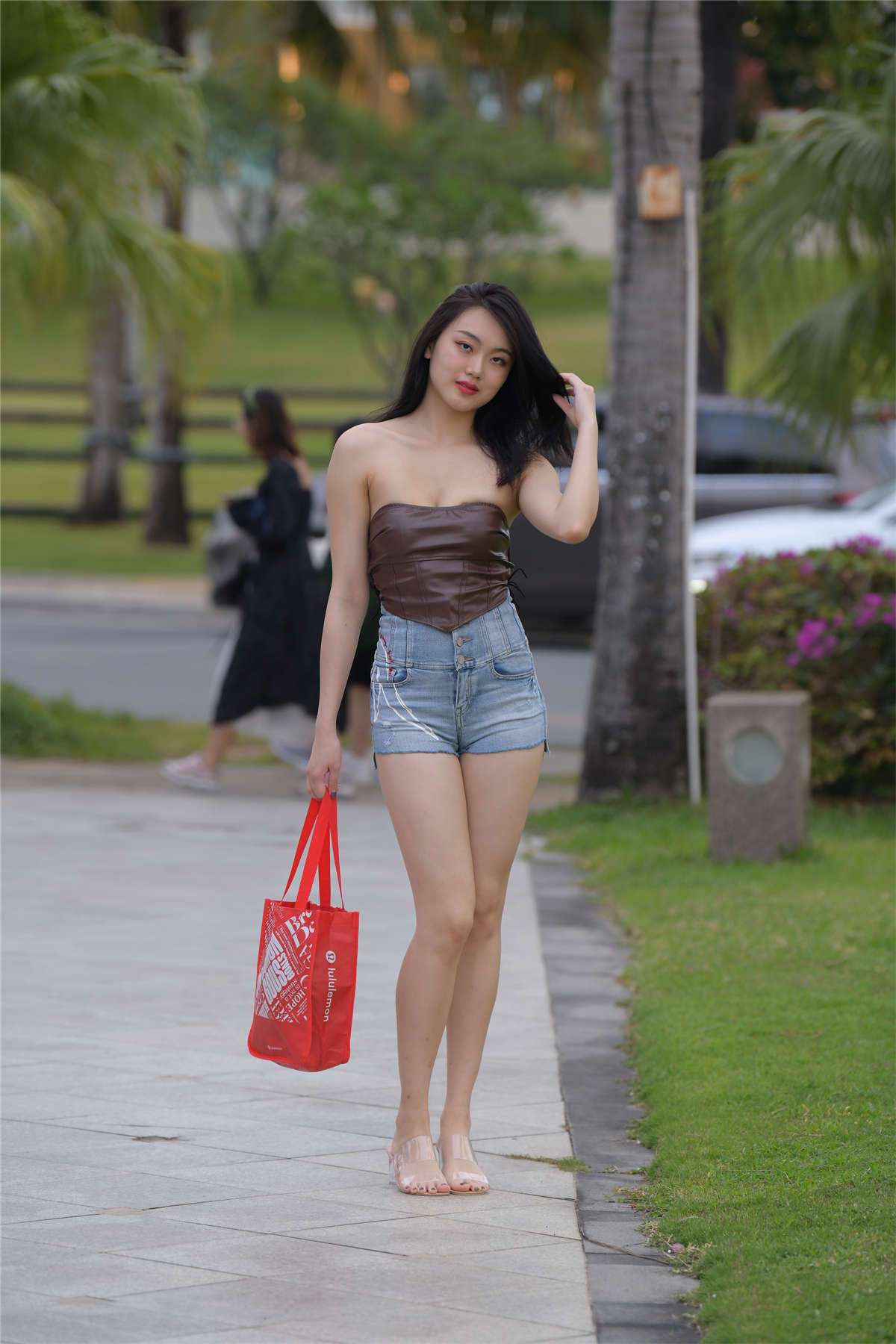 图片[2]-[魔镜原创摄影]一始街拍作品 牛仔热裤美女-日更街拍