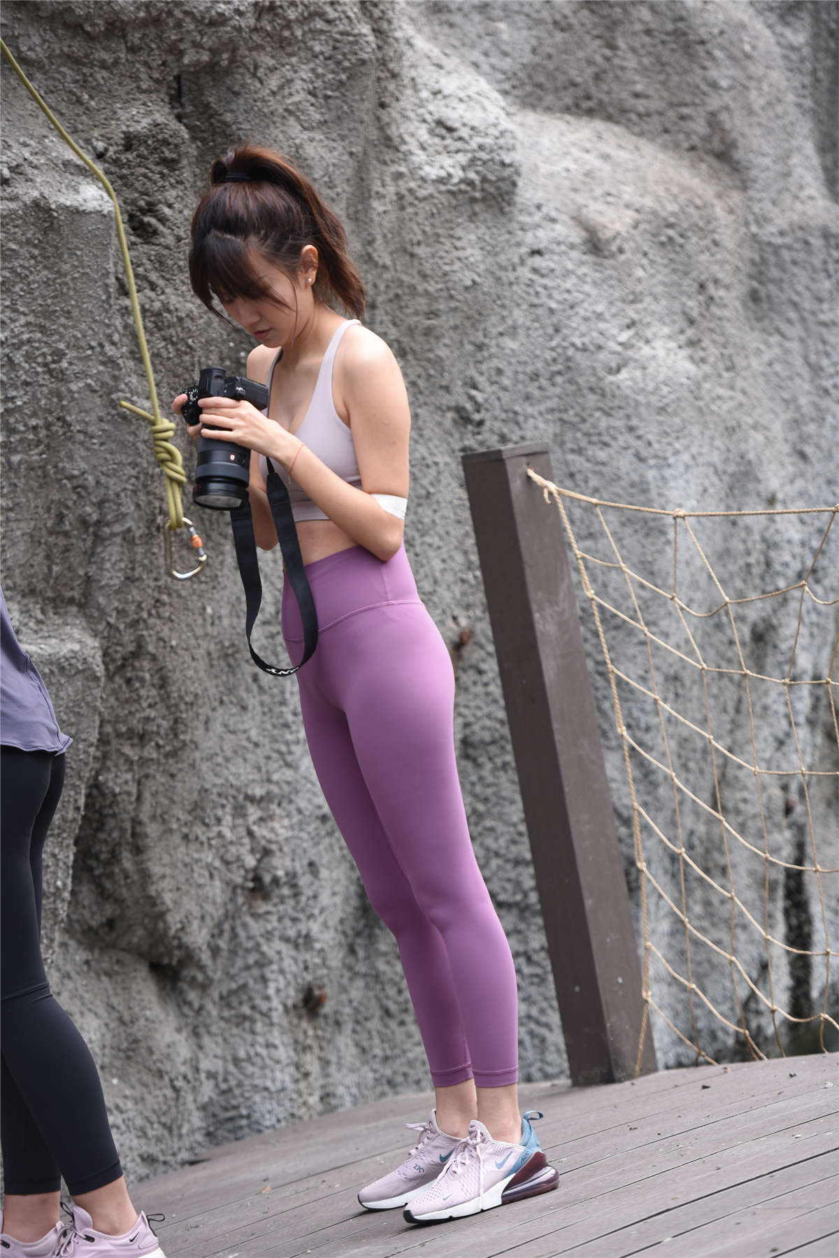 图片[2]-甜美运动装小姐姐-日更街拍