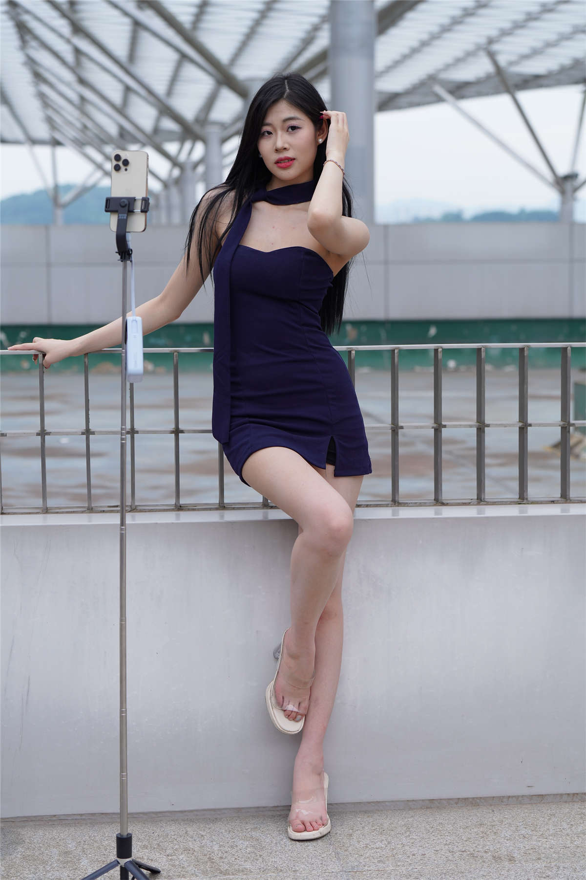 图片[2]-蓝色抹胸裙-日更街拍