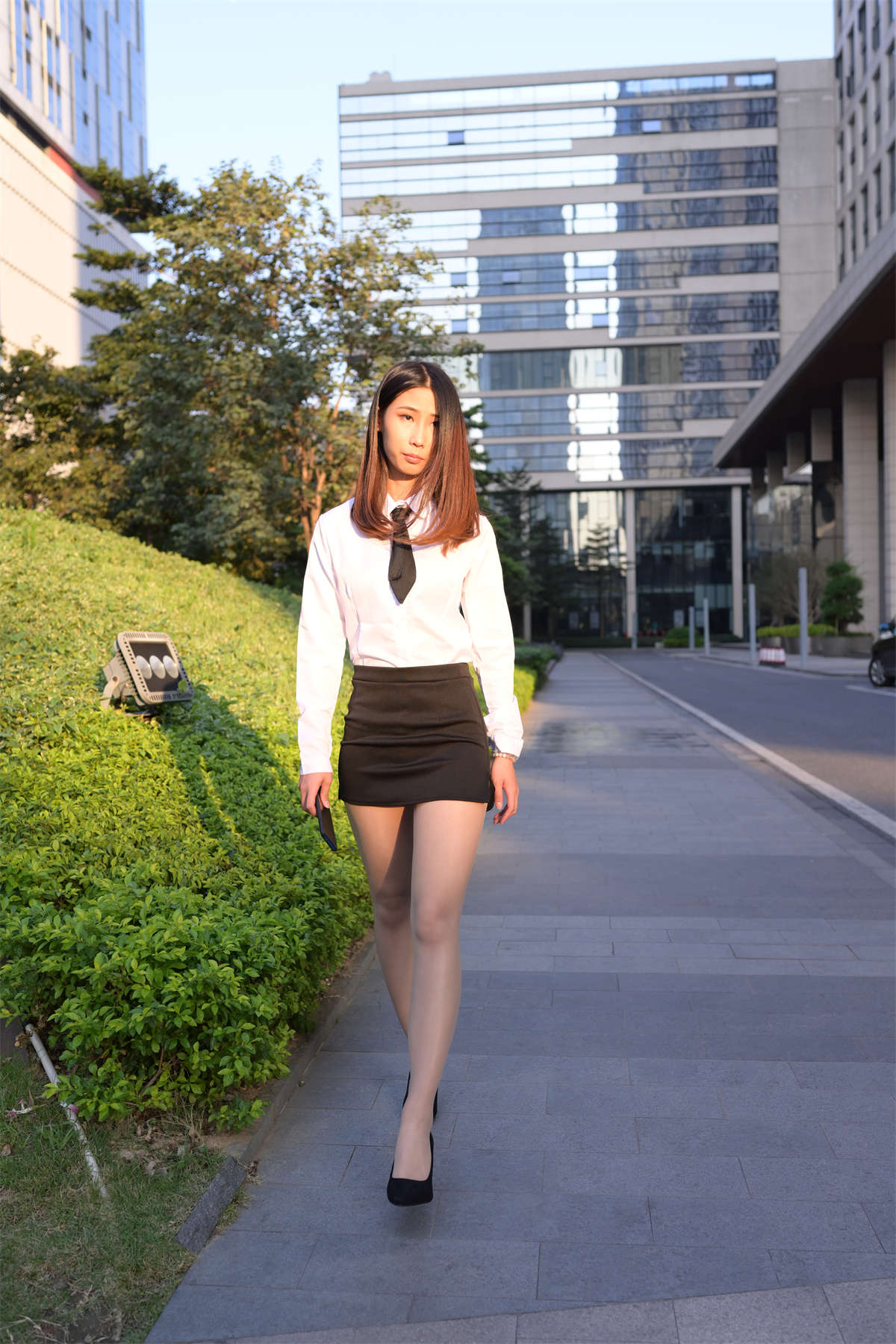 [魔镜原创摄影] 白衬衣黑短裙-日更街拍