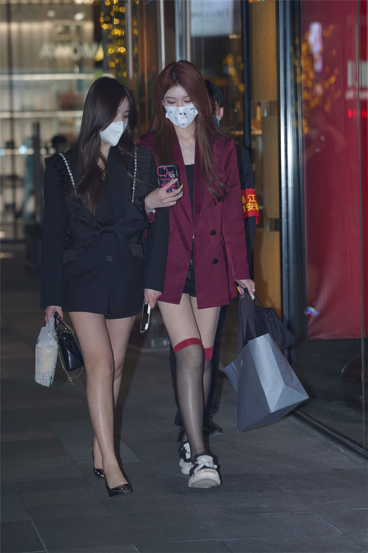 图片[2]-黑丝短裙小姐姐-日更街拍