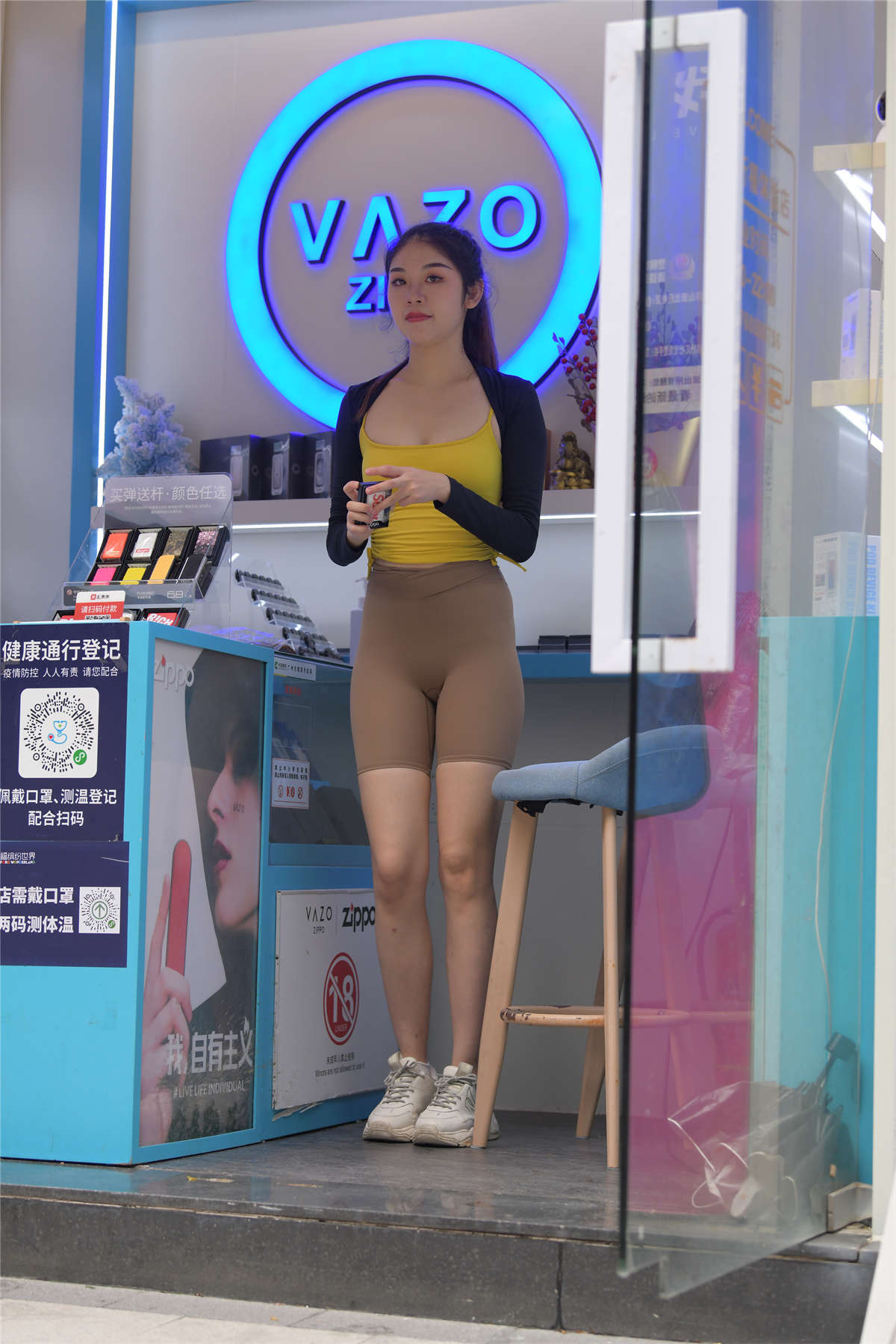 漂亮的黄衣吊带超紧裤美女-日更街拍