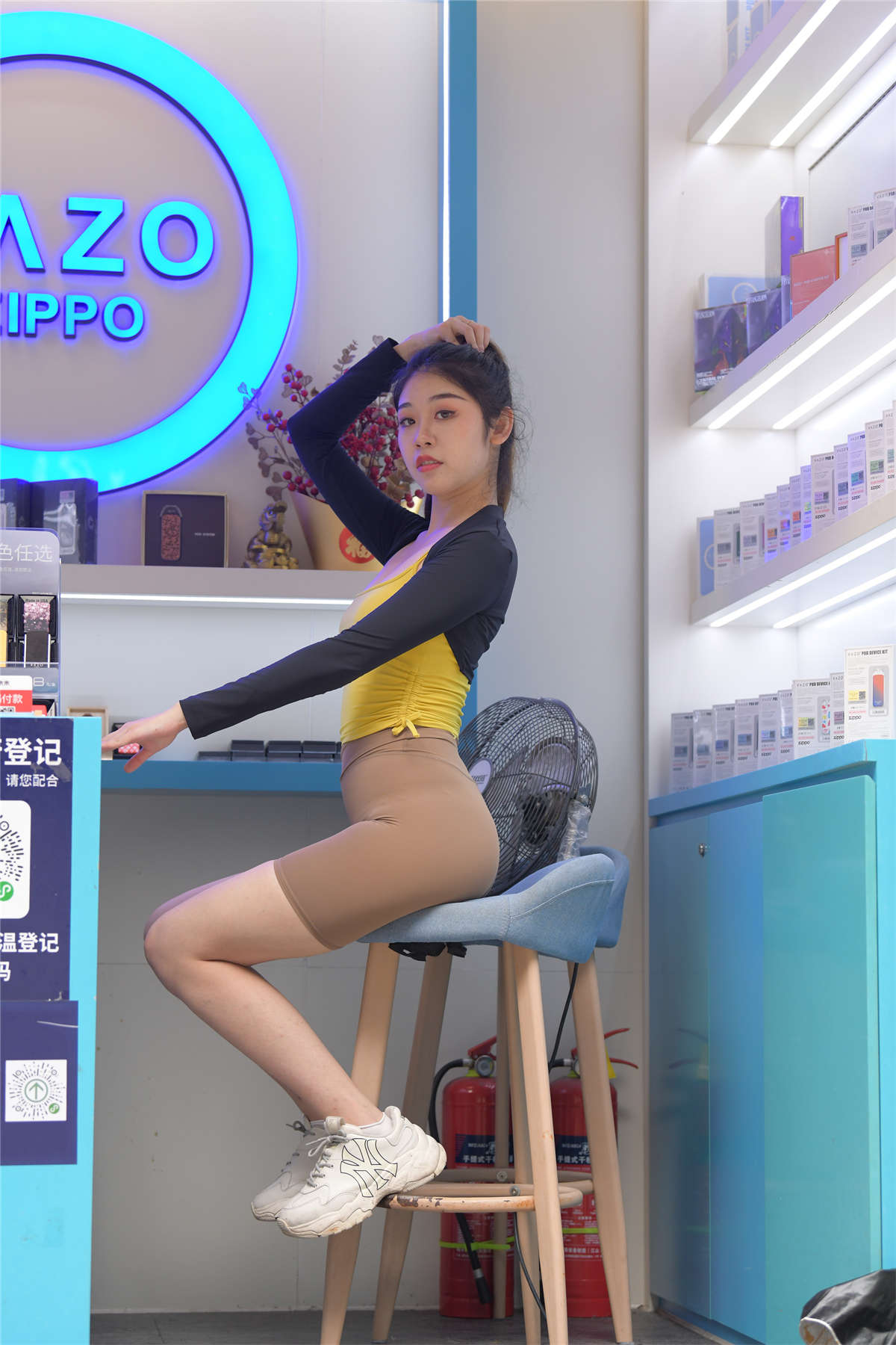 图片[2]-漂亮的黄衣吊带超紧裤美女-日更街拍