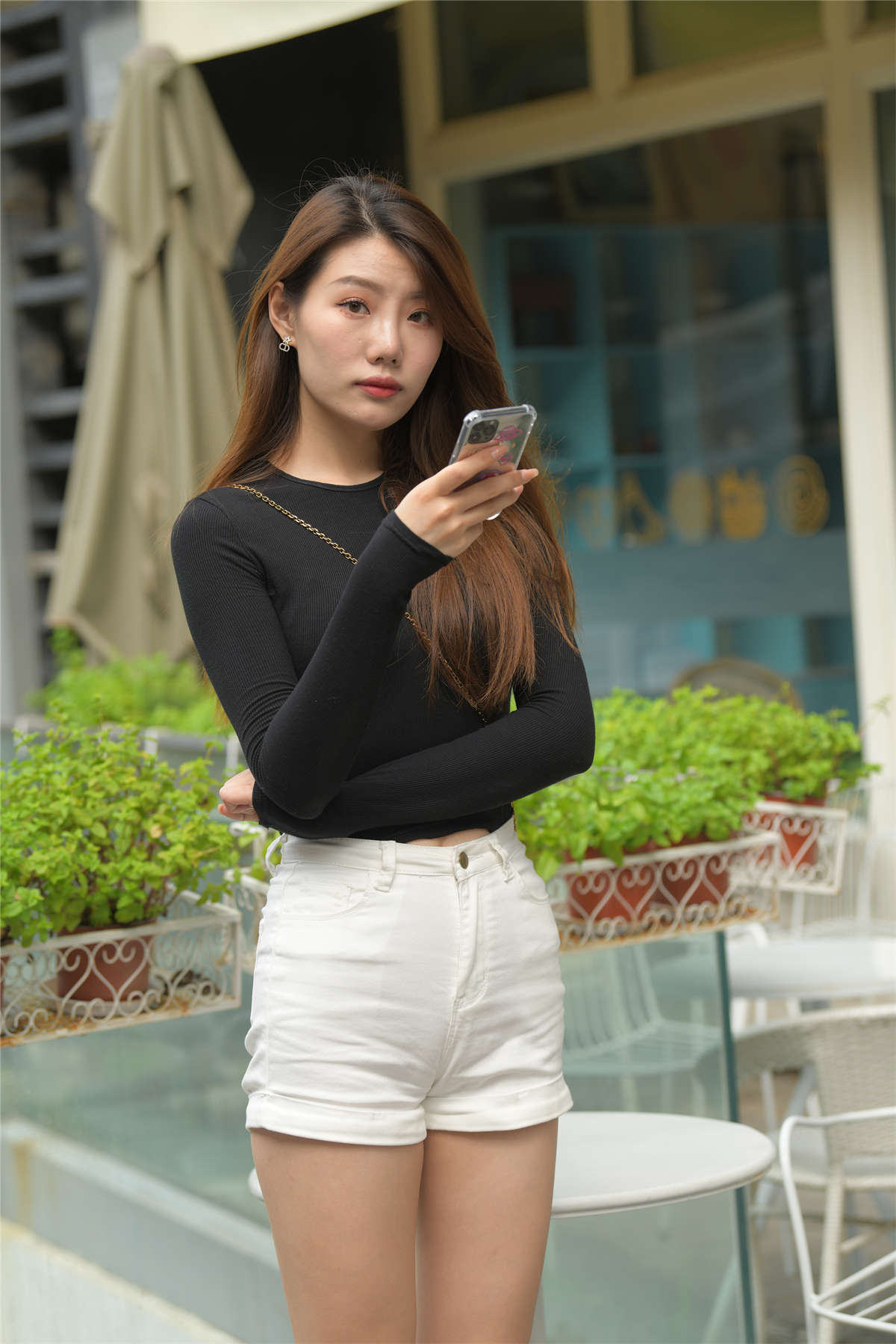 图片[2]-[魔镜原创摄影]一始街拍作品 白色热裤大长腿美女-日更街拍