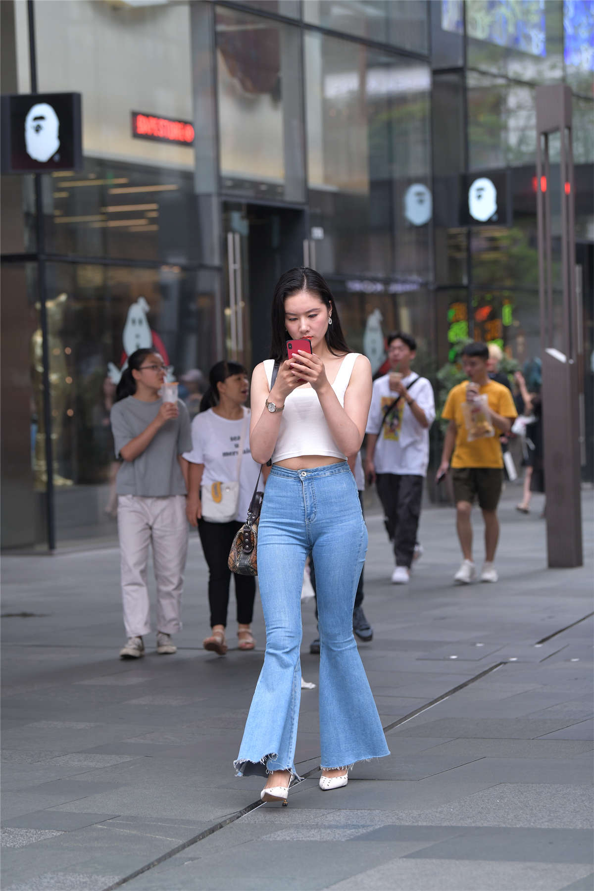 图片[2]-喇叭牛仔裤好身材-日更街拍