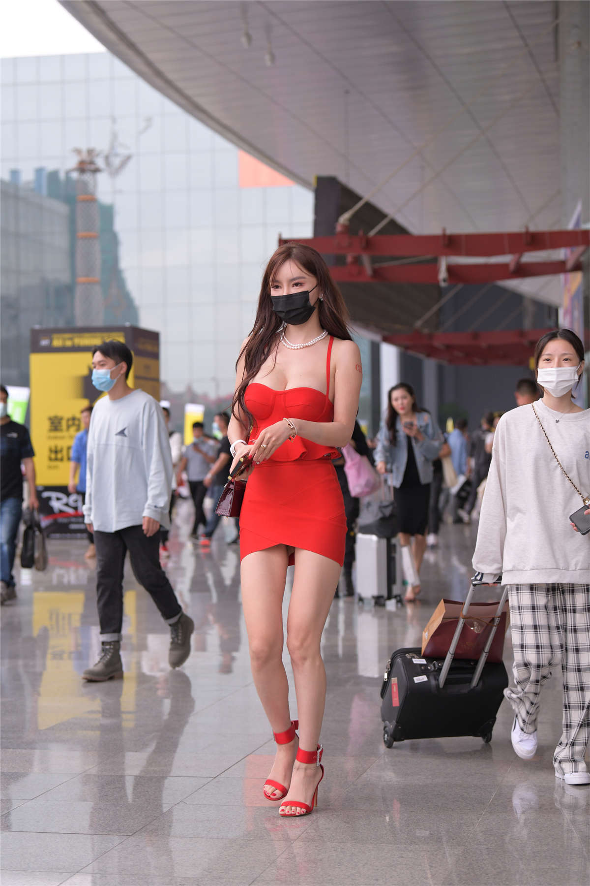 图片[2]-红裙酥胸美女-日更街拍