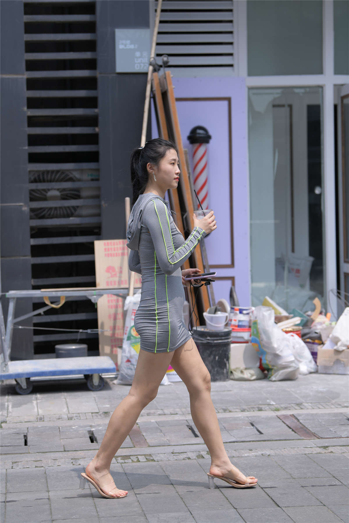 [魔镜原创摄影]一只麋鹿摄影作品 灰色包臀裙美女-日更街拍