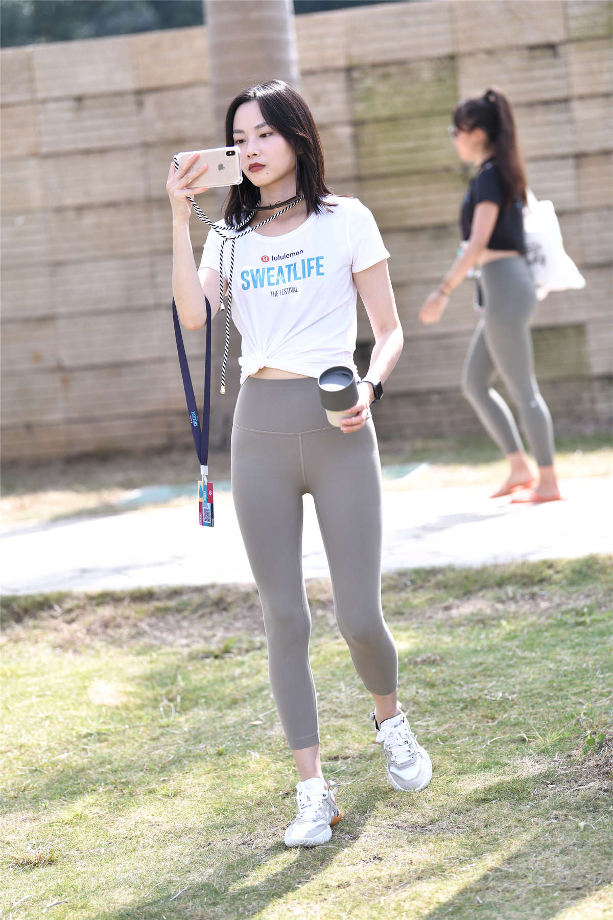 图片[2]-简单干练瑜伽裤配T恤-日更街拍