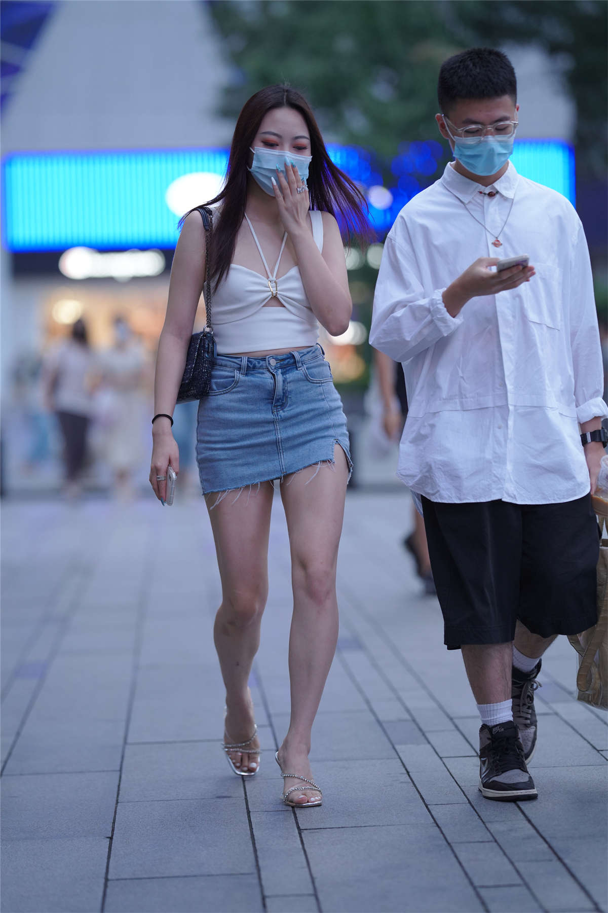 牛仔裙百搭显气质-日更街拍