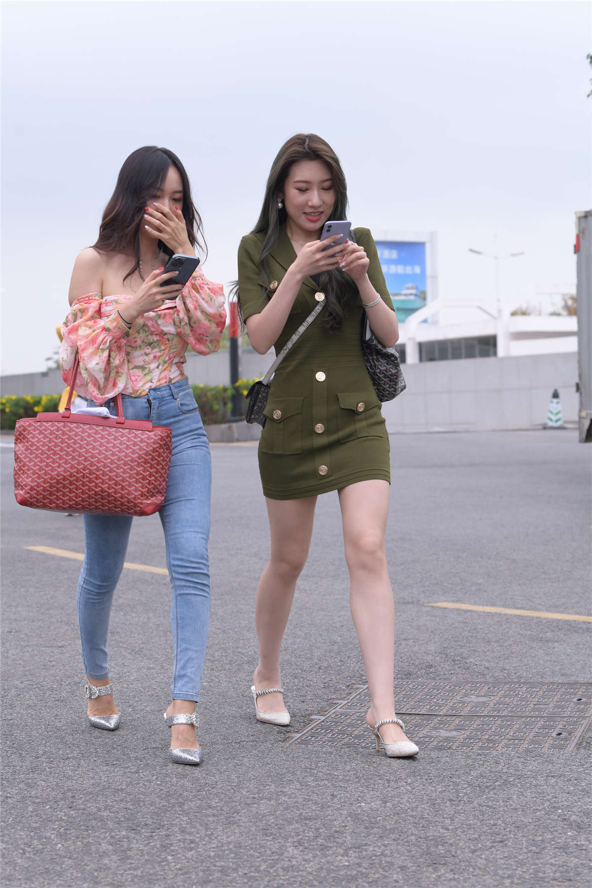 图片[2]-靓丽一字肩牛仔裤-日更街拍