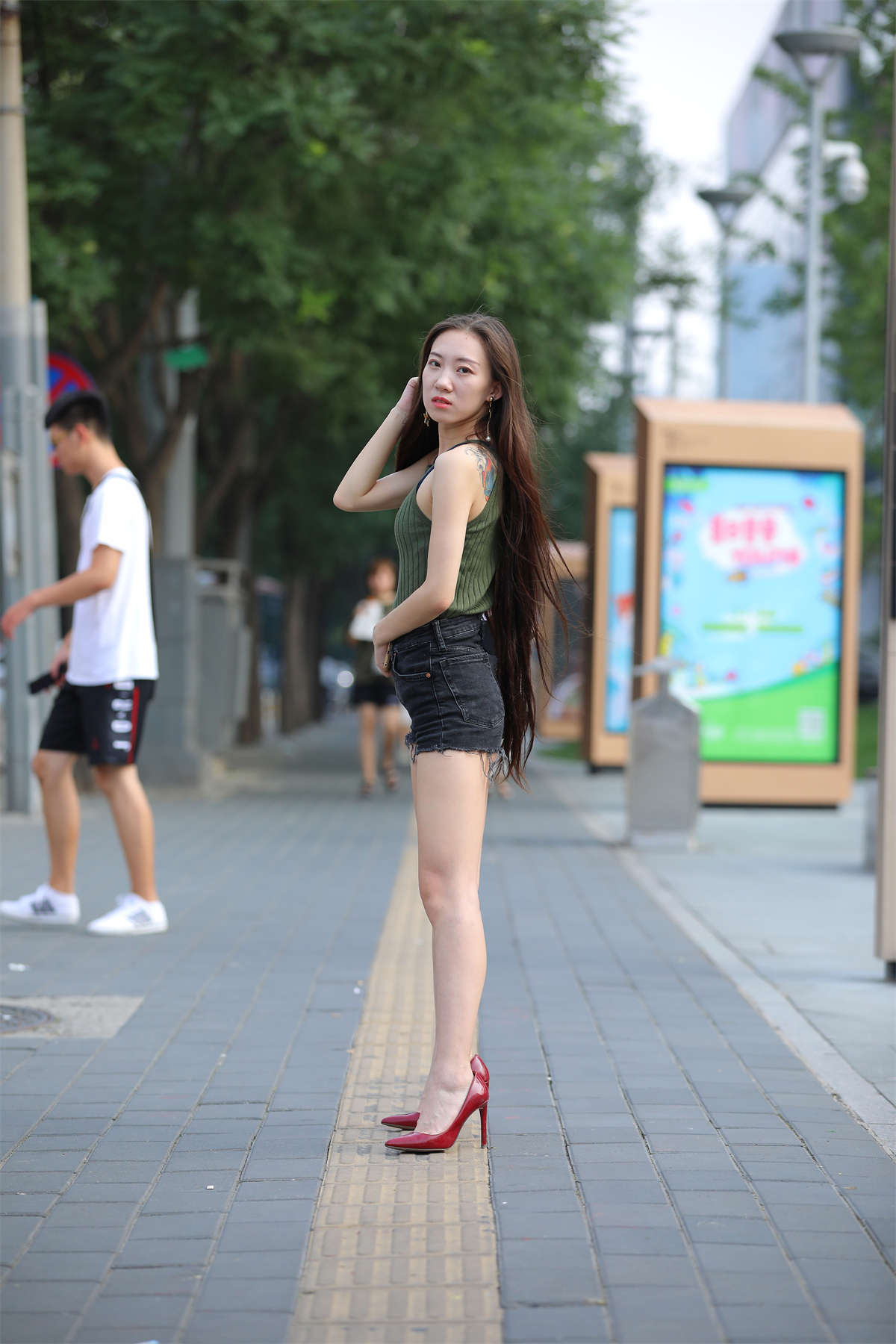 图片[2]-高挑牛仔短裤-日更街拍