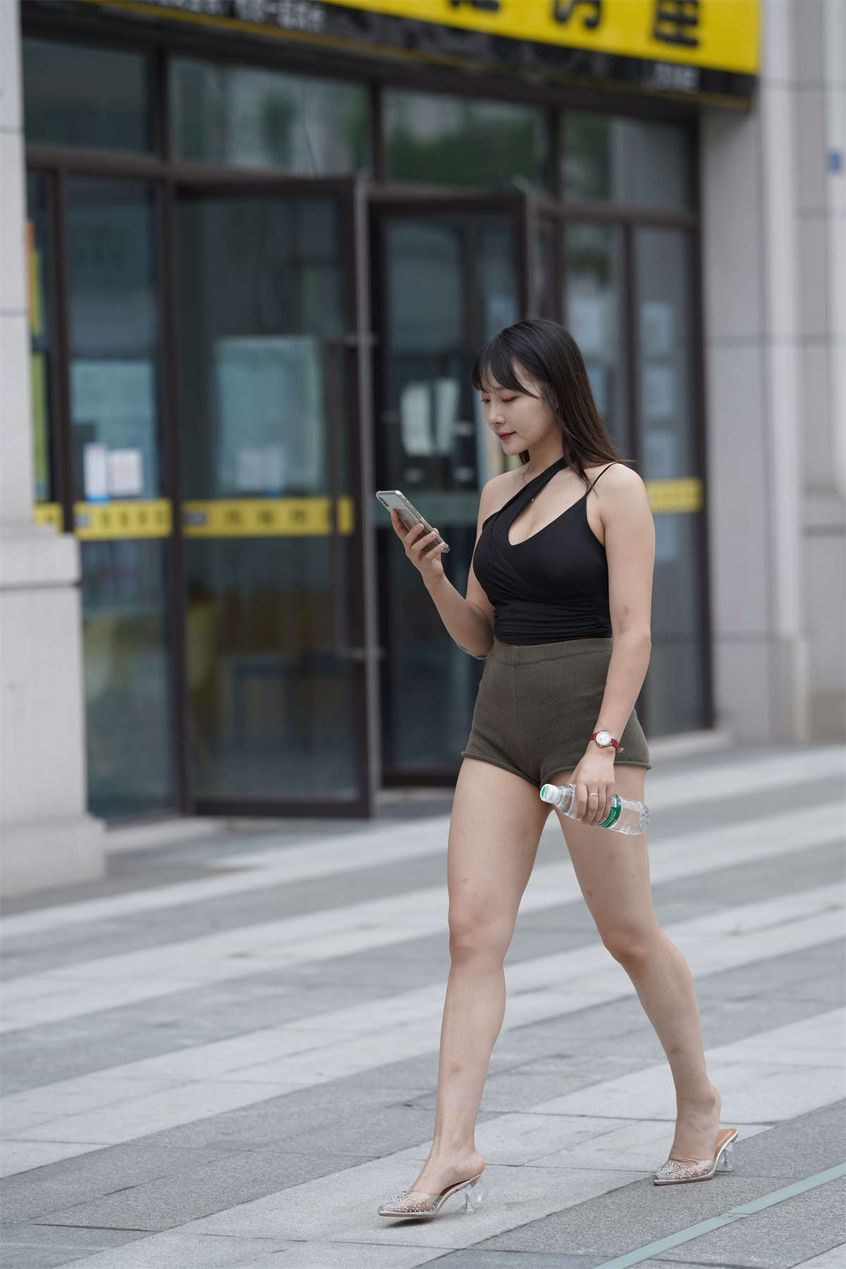 图片[2]-[魔镜原创摄影]凯恩街拍作品 热裤翘臀美女-日更街拍