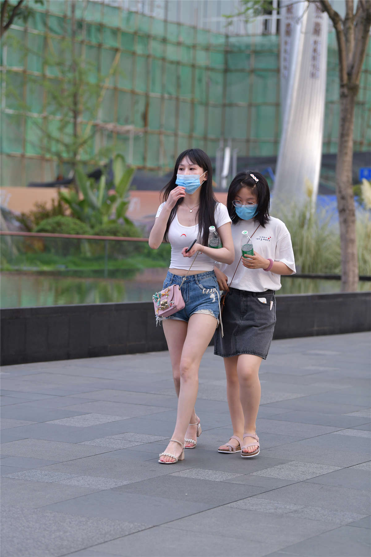 图片[2]-牛仔短裤显腿长-日更街拍